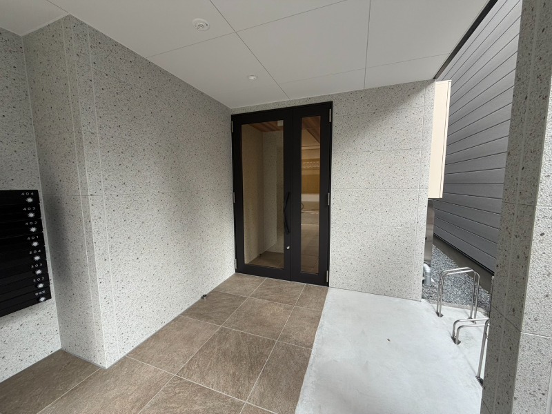 27/28 エントランス