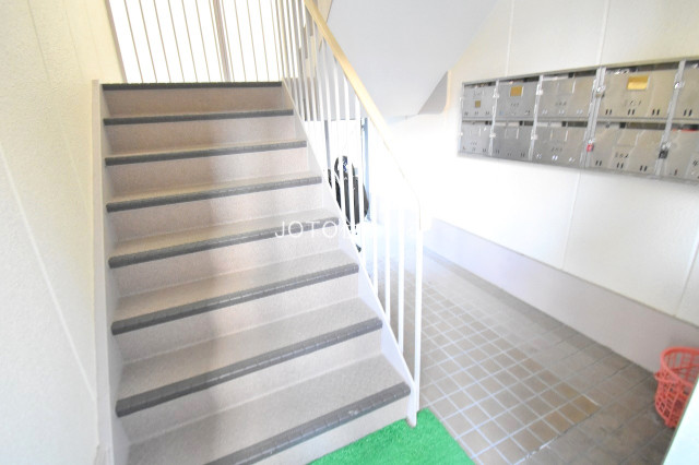 16/23 エントランス