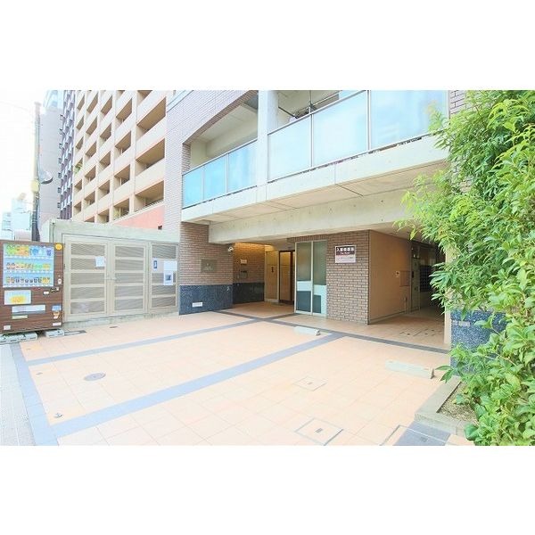 16/23 エントランス