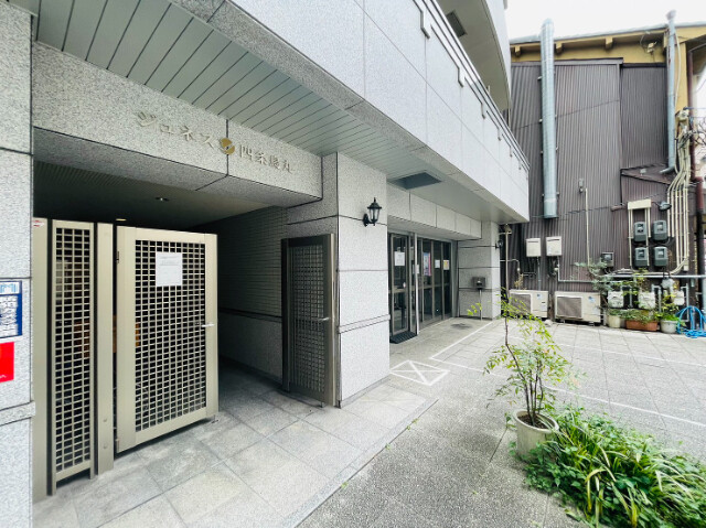 22/23 エントランス