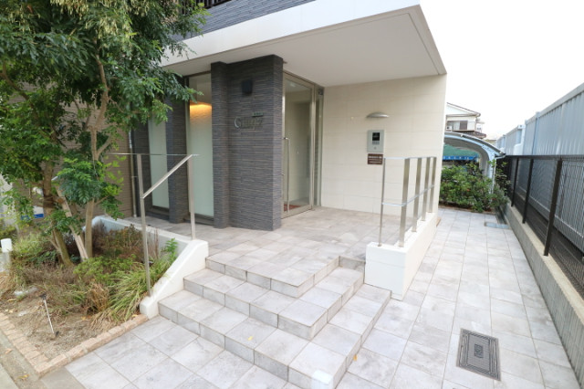 23/30 エントランス