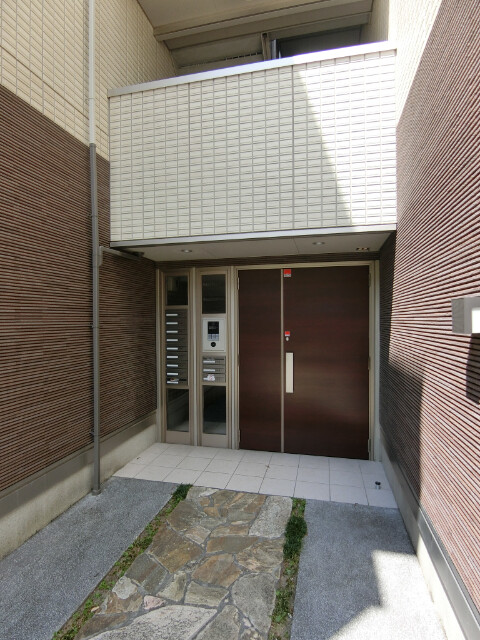 27/30 エントランス