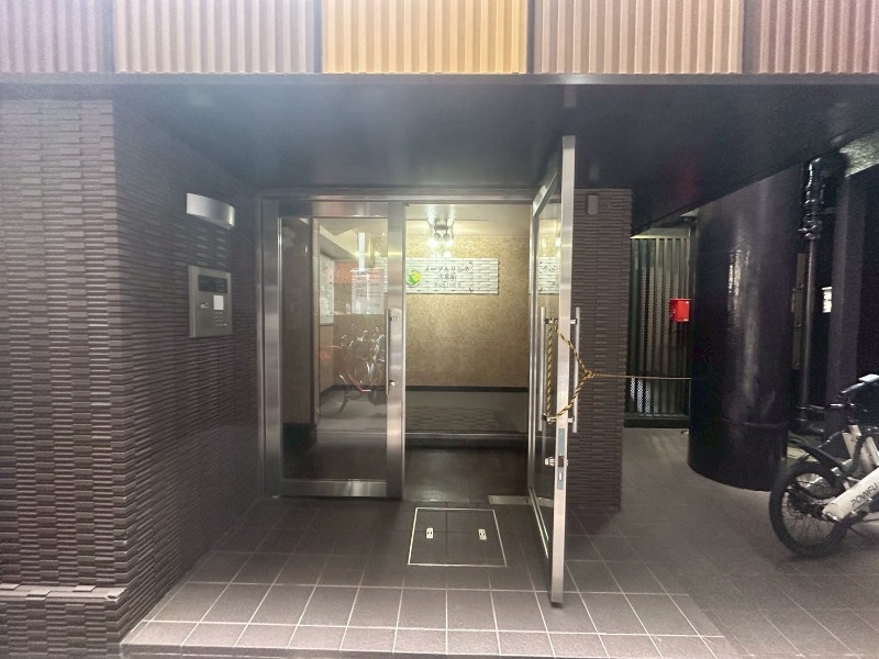 27/30 エントランス