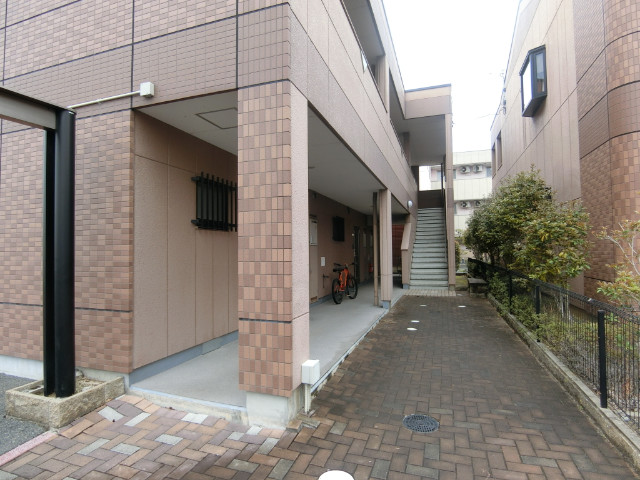 27/30 エントランス