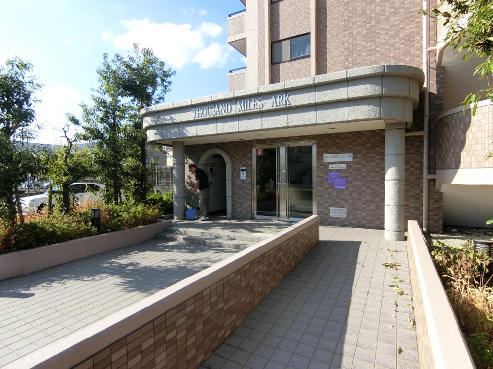 27/30 エントランス