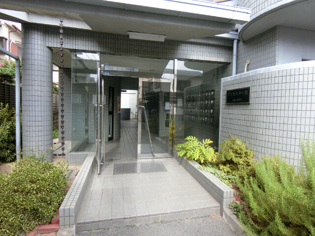 27/30 エントランス