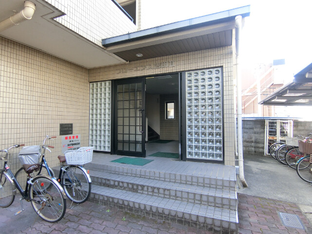 27/30 エントランス