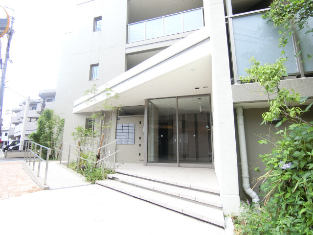 27/30 エントランス