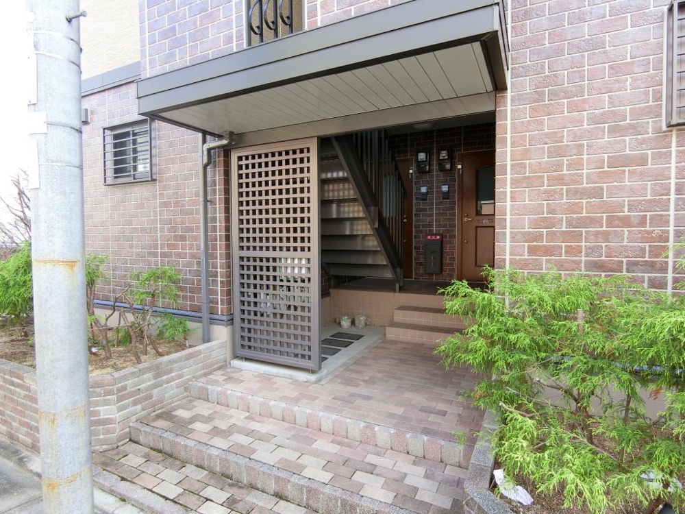 26/29 エントランス