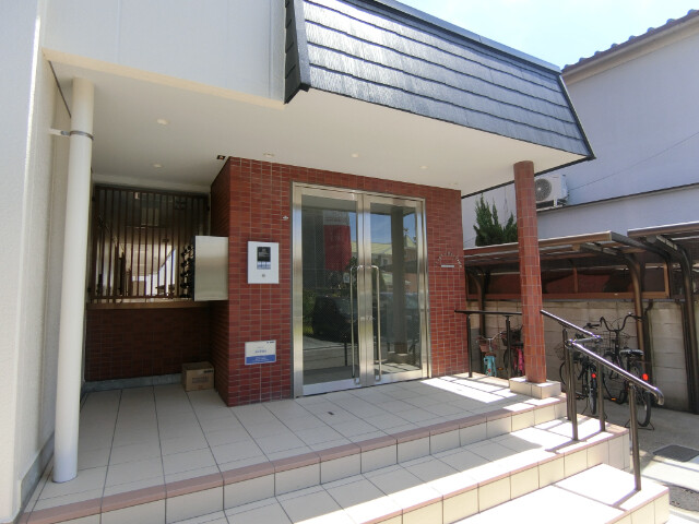 27/30 エントランス