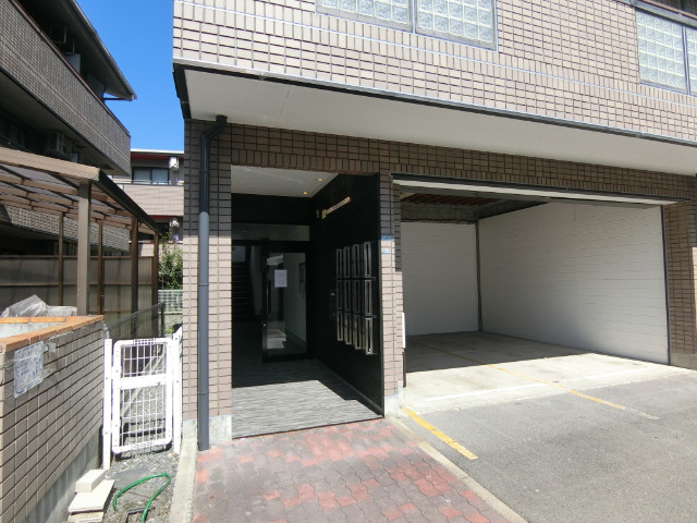 24/30 エントランス