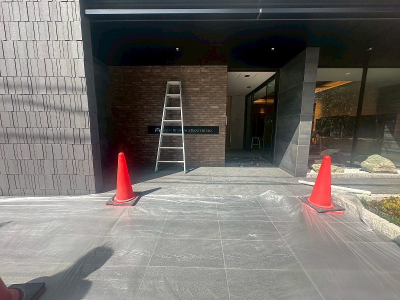 27/30 エントランス