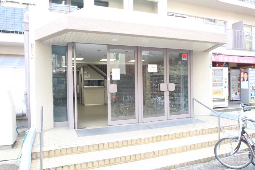 27/30 エントランス