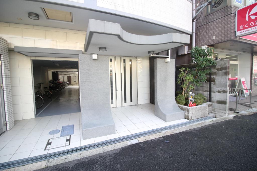 25/30 エントランス