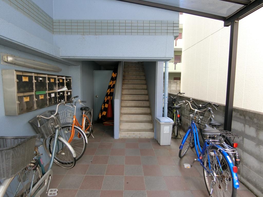 27/30 エントランス