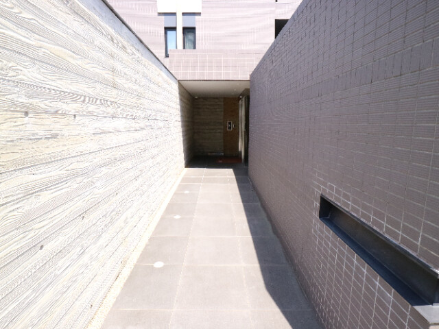 26/27 エントランス