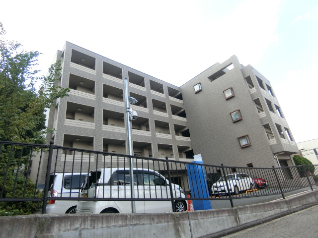 27/30 エントランス