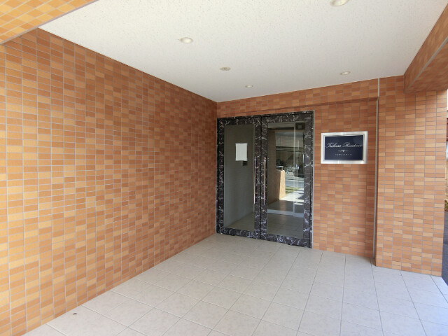 27/30 エントランス