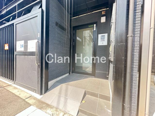 28/30 エントランス