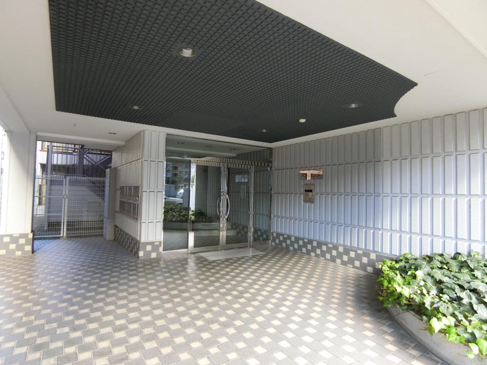 27/30 エントランス