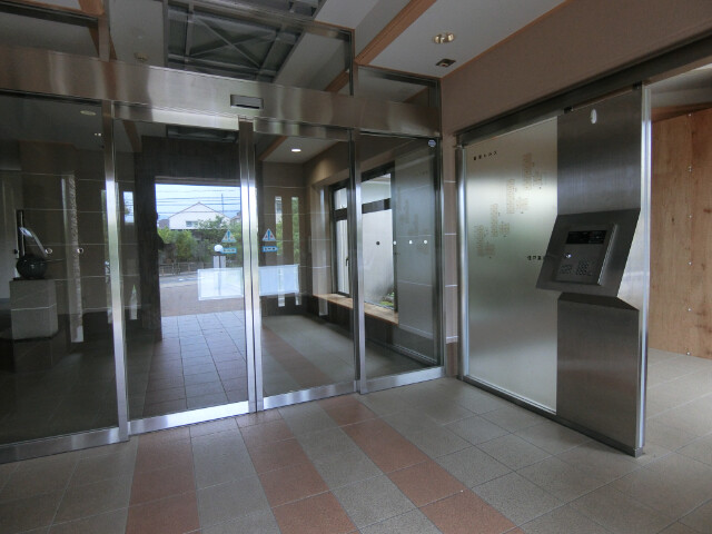 23/28 エントランス