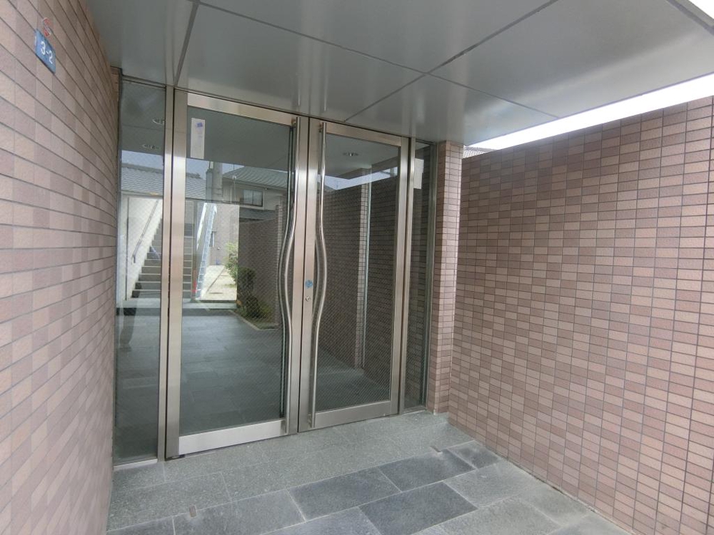 27/30 エントランス