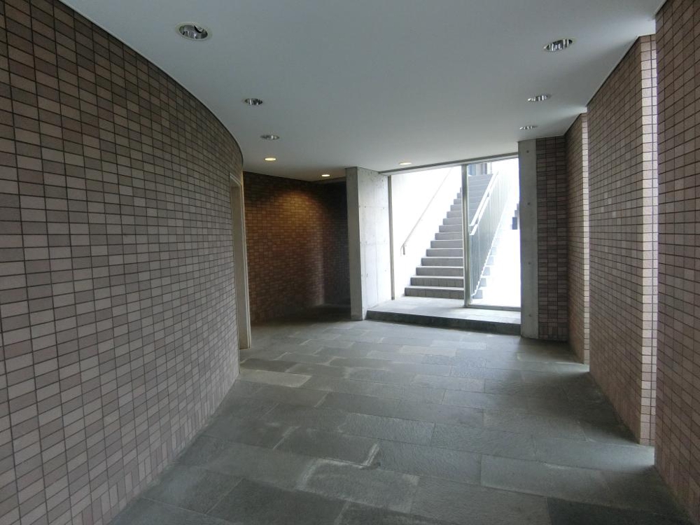 28/30 エントランス