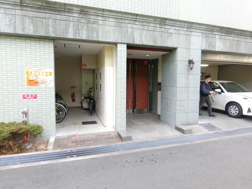 27/30 エントランス