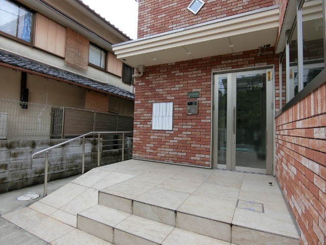 28/30 エントランス