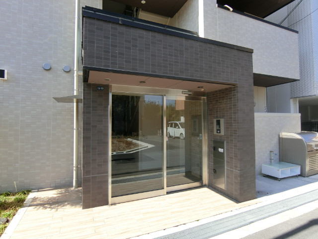 27/30 エントランス