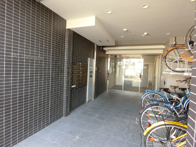 23/30 エントランス