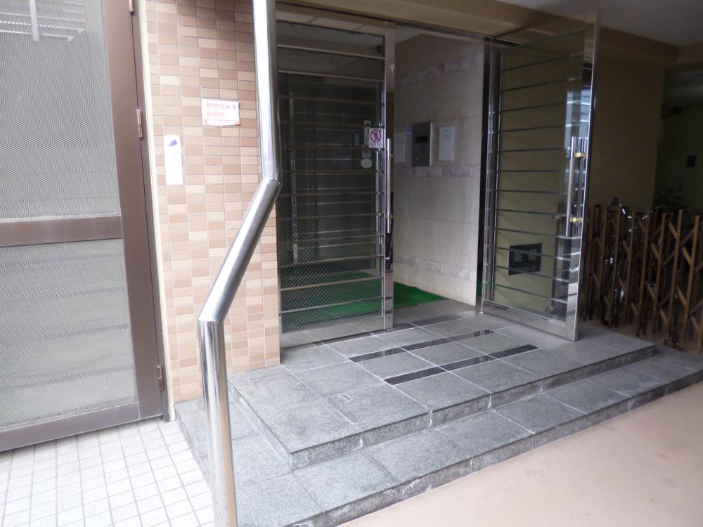 24/30 エントランス