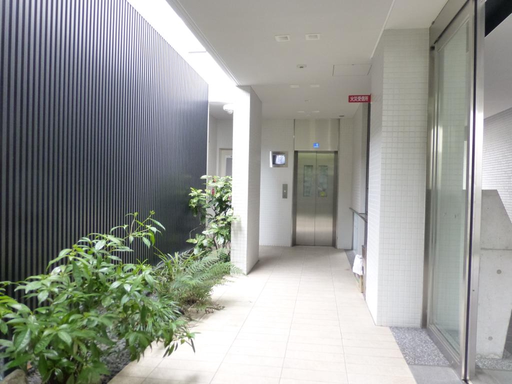 25/30 エントランス