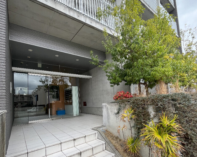 27/30 エントランス