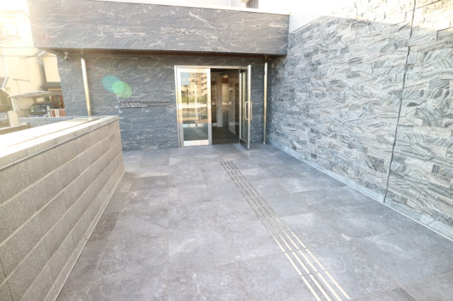 27/30 エントランス