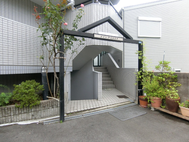 27/30 エントランス