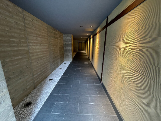 24/25 エントランス