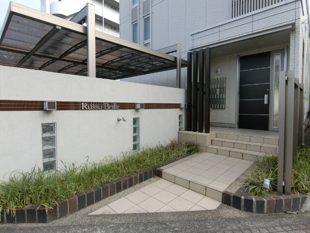 27/30 エントランス