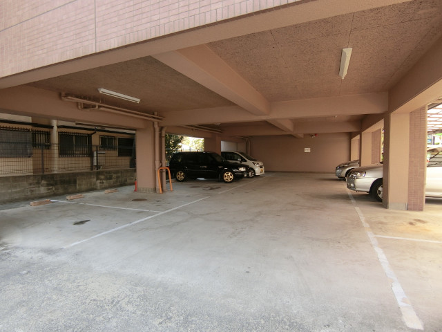 27/30 駐車場