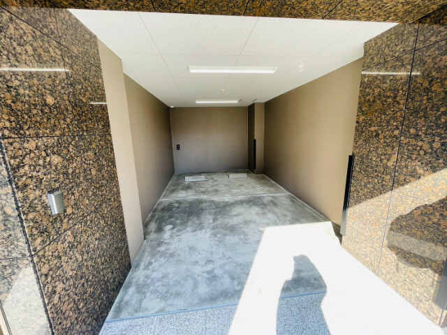 26/27 エントランス