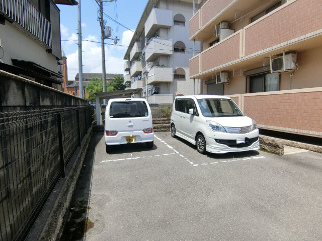 27/30 駐車場