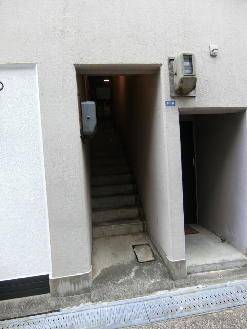 25/30 エントランス