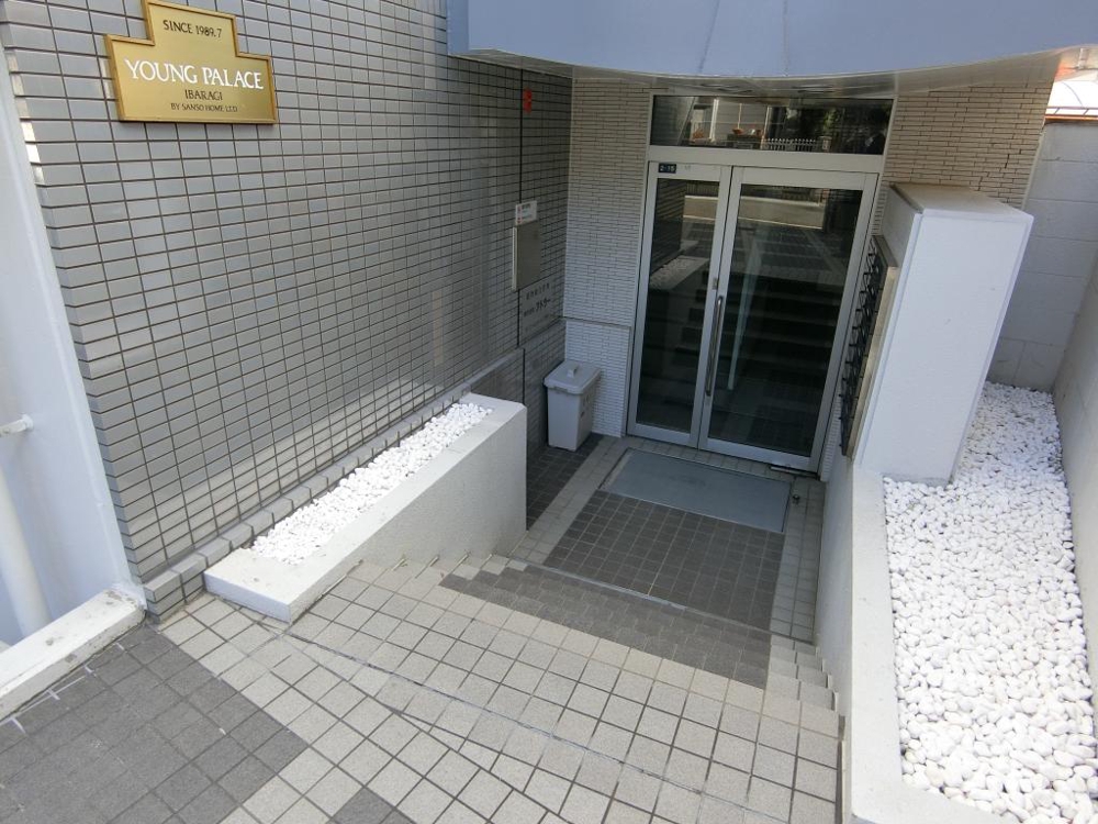 24/30 エントランス