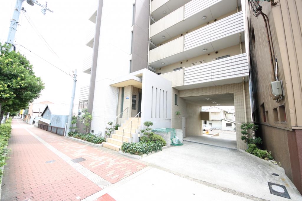 27/30 エントランス