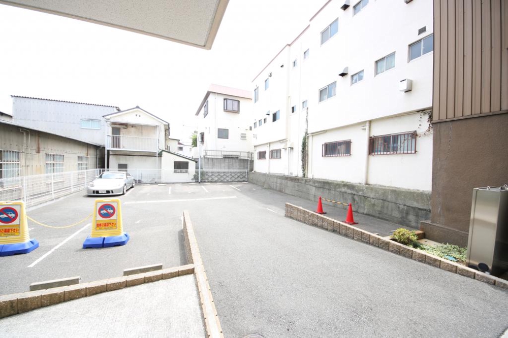 28/30 駐車場