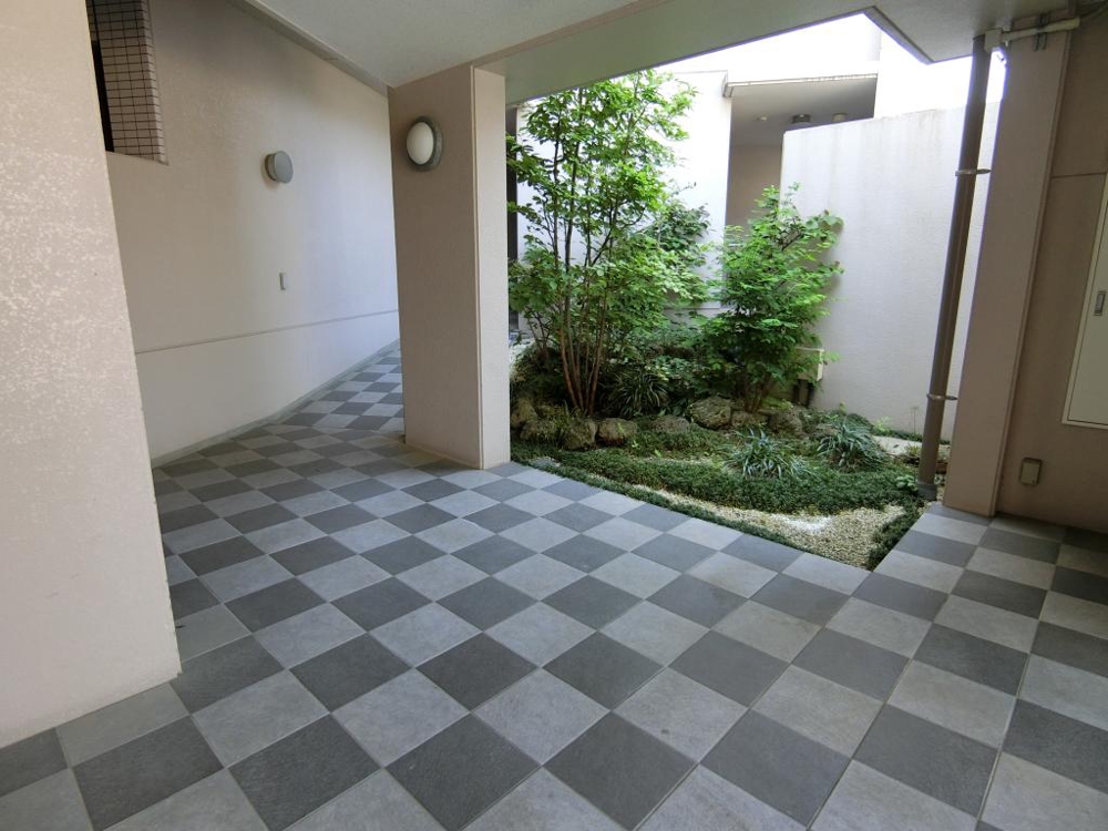 27/30 エントランス