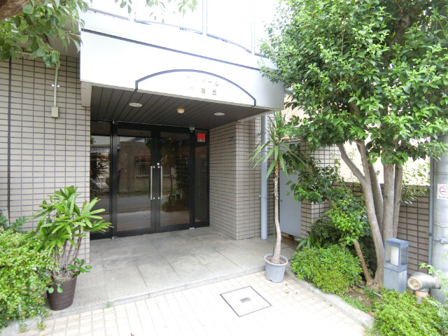 27/30 エントランス