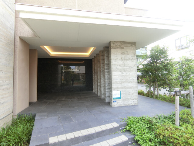 27/30 エントランス