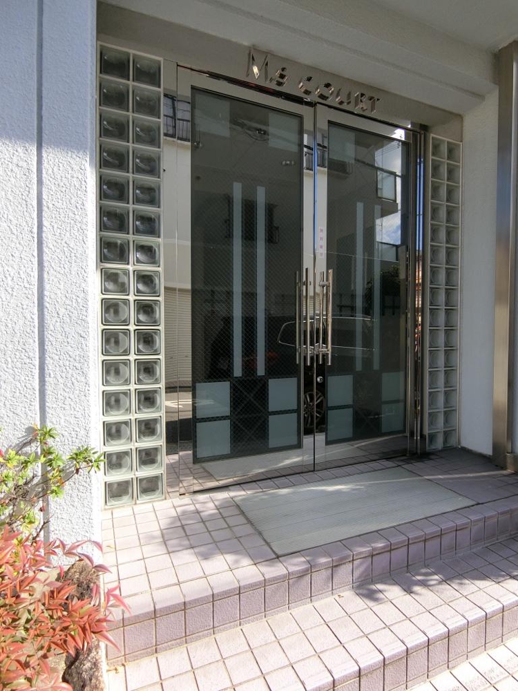 28/30 エントランス