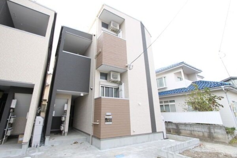 13/18 エントランス